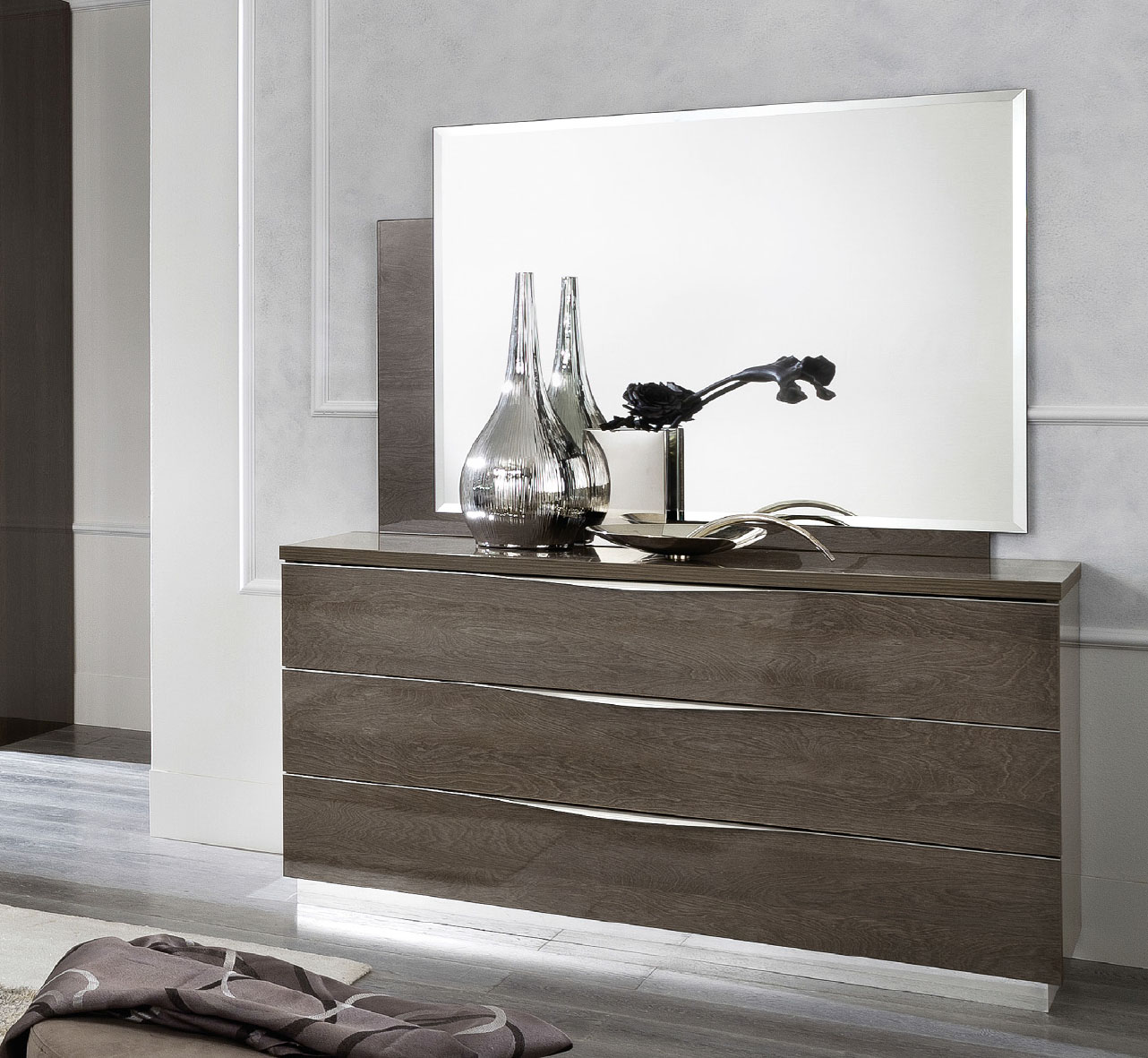 Platinum Drop Single Dresser